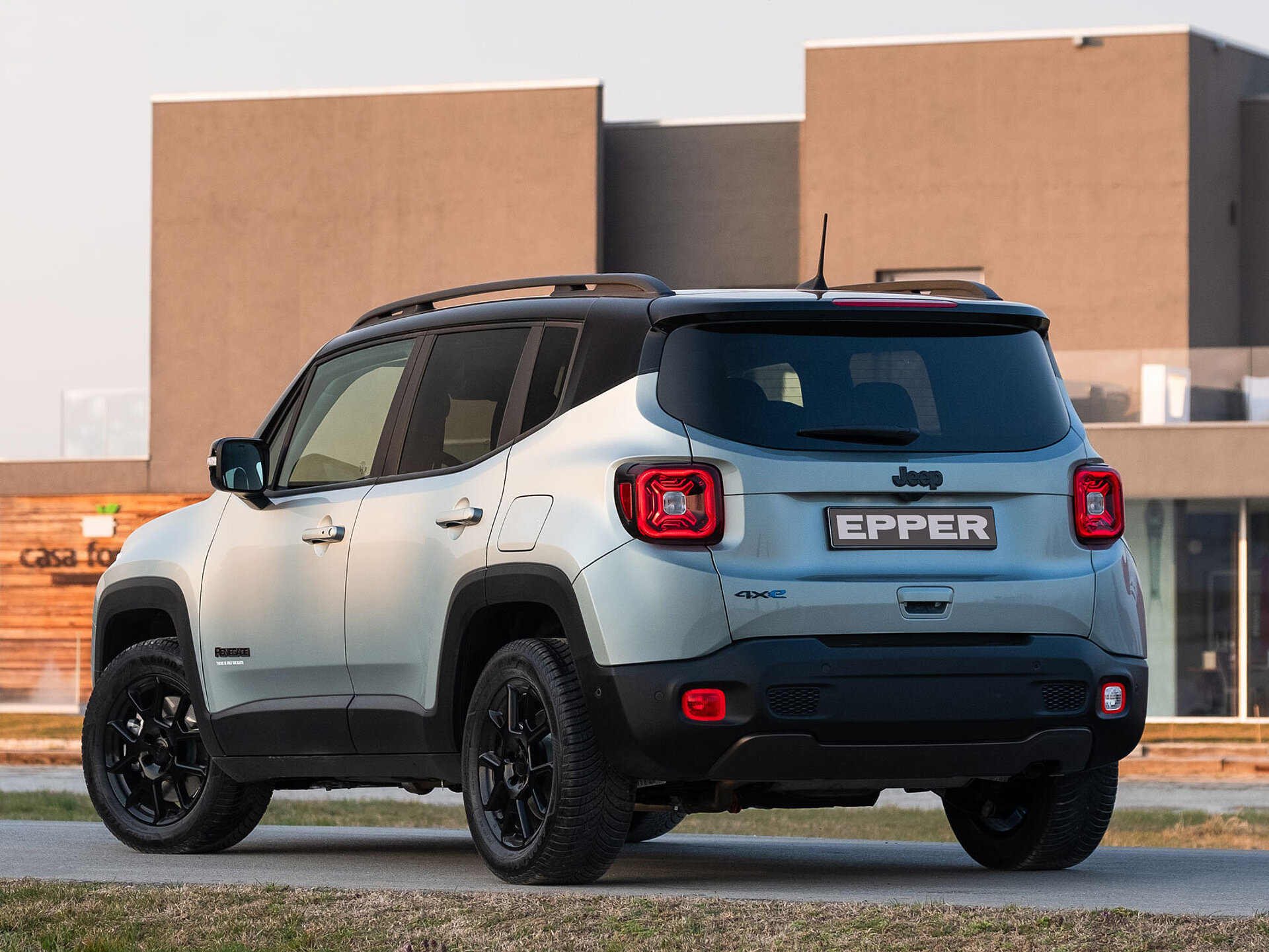 Der neue Jeep Renegade e-hybrid s vor einem grossen Haus