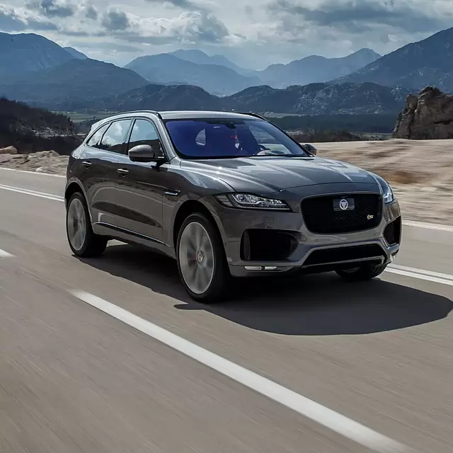 Jaguar F-Pace auf der Strasse