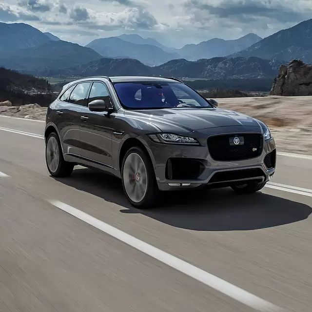 Jaguar F-Pace auf der Strasse