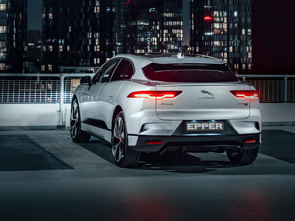 Jaguar I-Pace in der Nacht auf einem Parkplatz