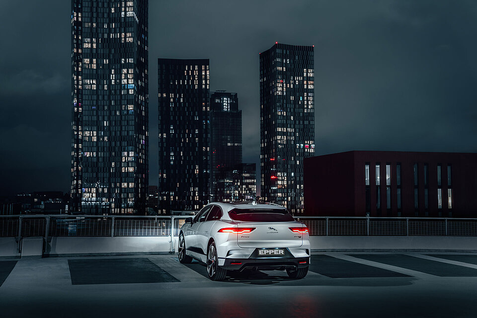 Jaguar I-Pace in der Nacht auf einem Parkplatz