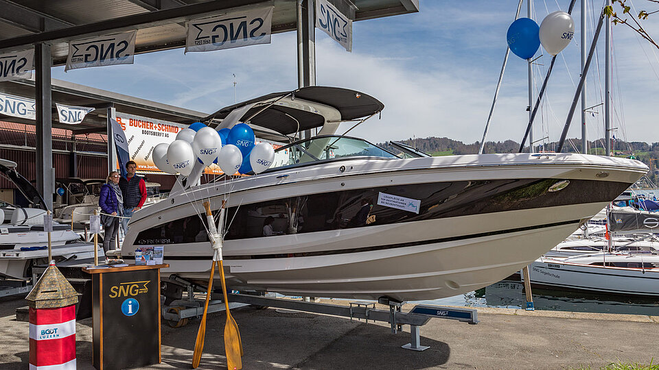 Ein Boot auf dem Land ausgestellt an der SNG Boot Austellung