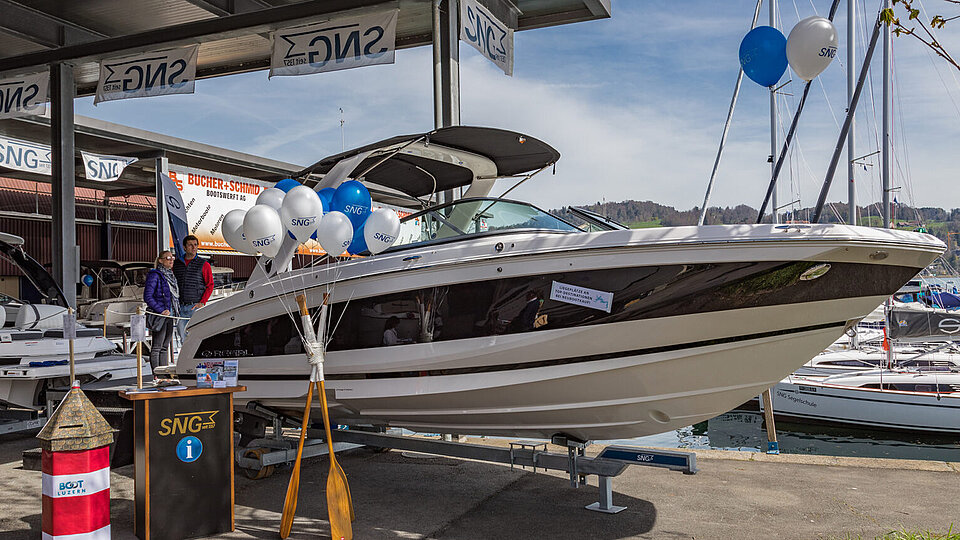 Ein Boot auf dem Land ausgestellt an der SNG Boot Austellung