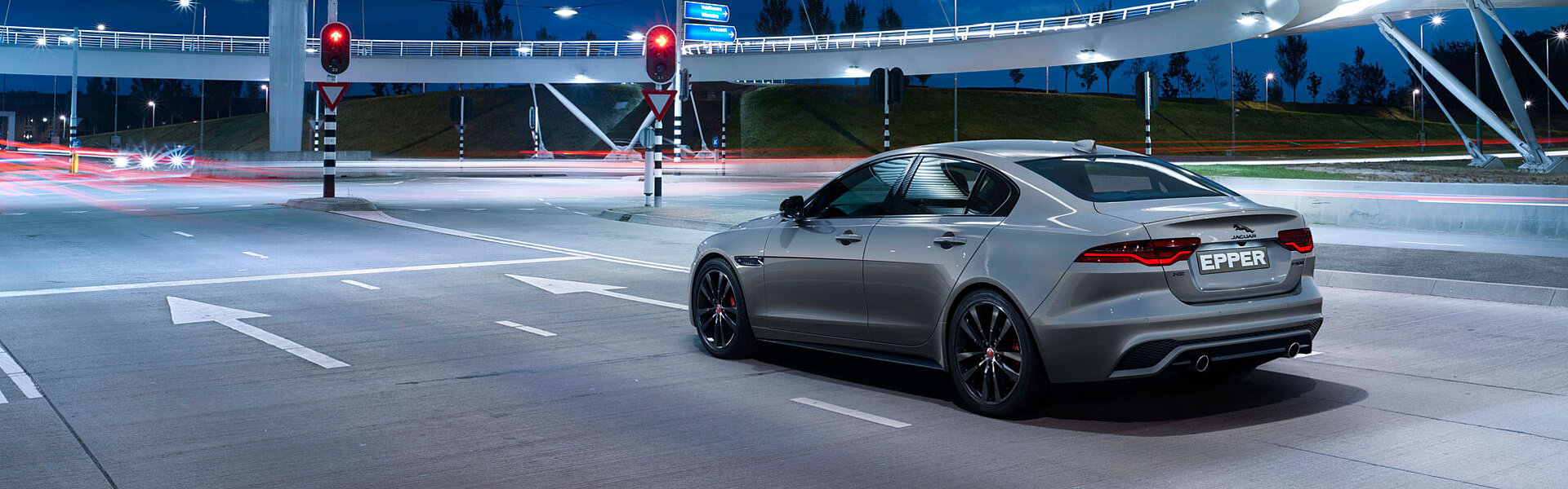 Jaguar XF vor einer roten Ampel