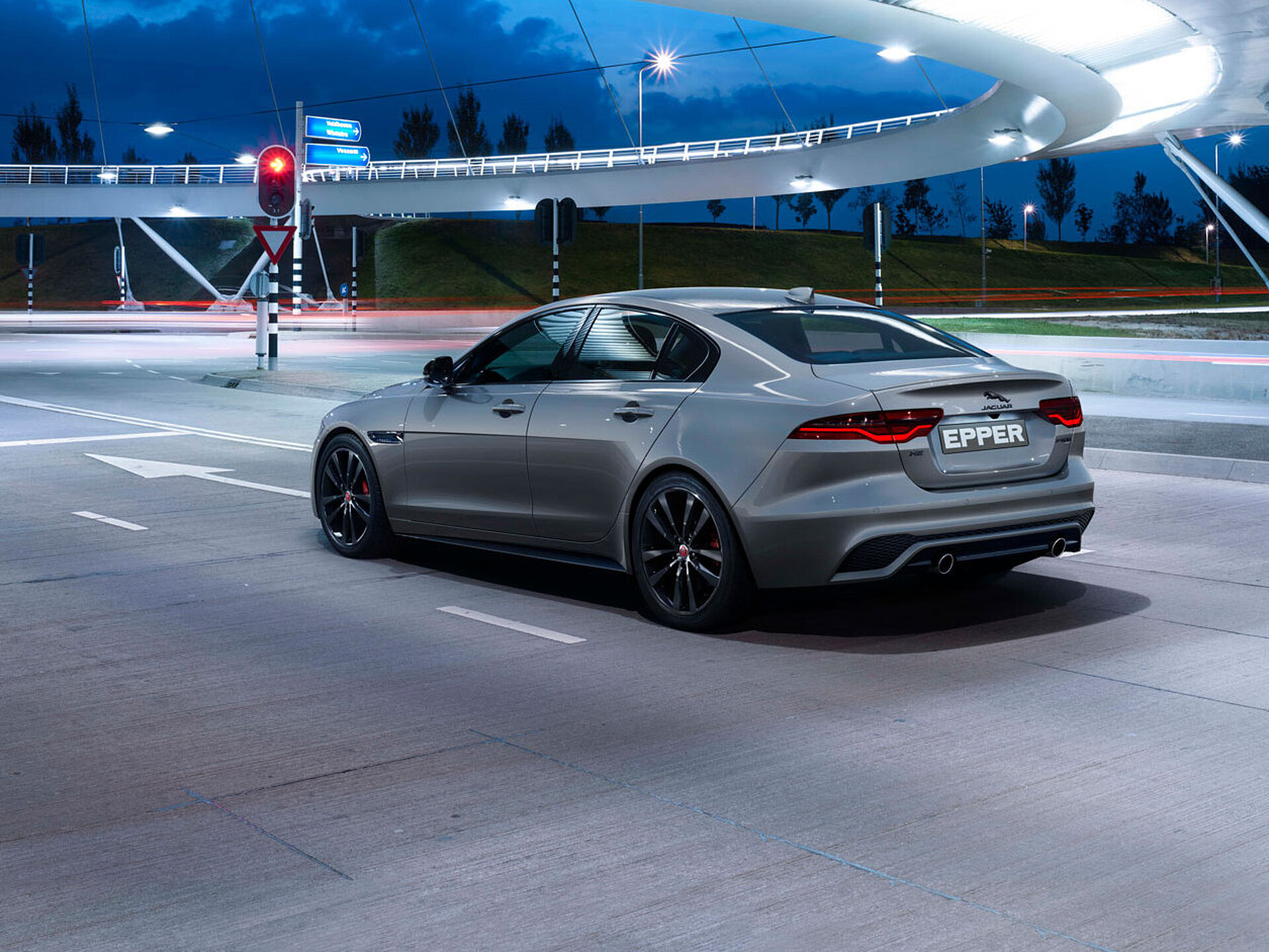 Jaguar XF vor einer roten Ampel