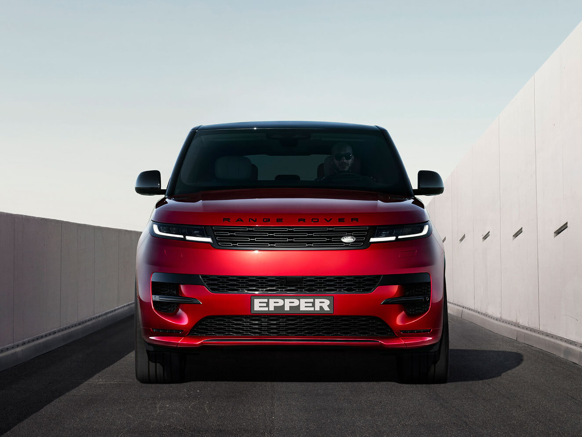 Der neue Range Rover Sport auf einer Strasse von Vorne Der neue Range Rover Sport auf einer Strasse von Vorne