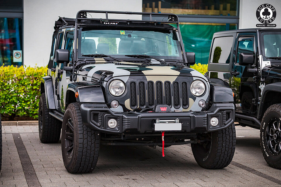 Jeep auf dem Parkplatz vom Ace Cafe