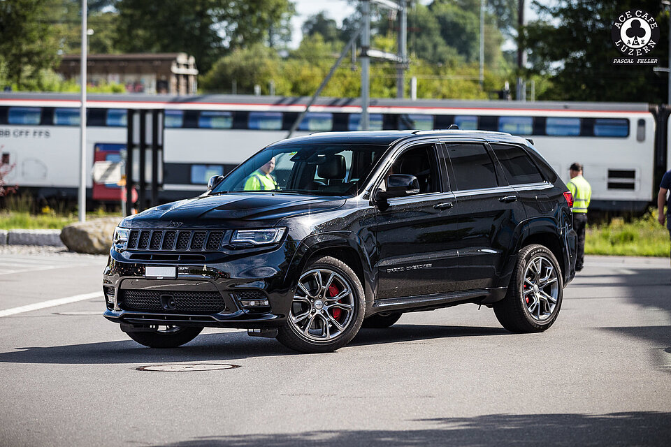 Ein Jeep Compass am Ace Cafe Jeep Meet