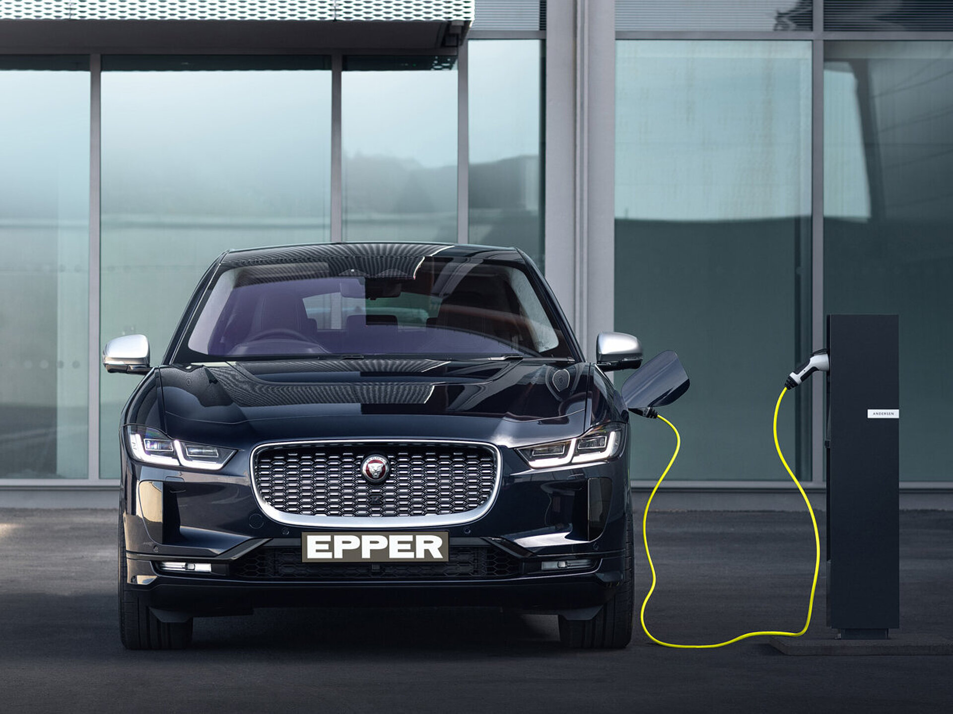 Der Jaguar I-Pace an einer Ladestation