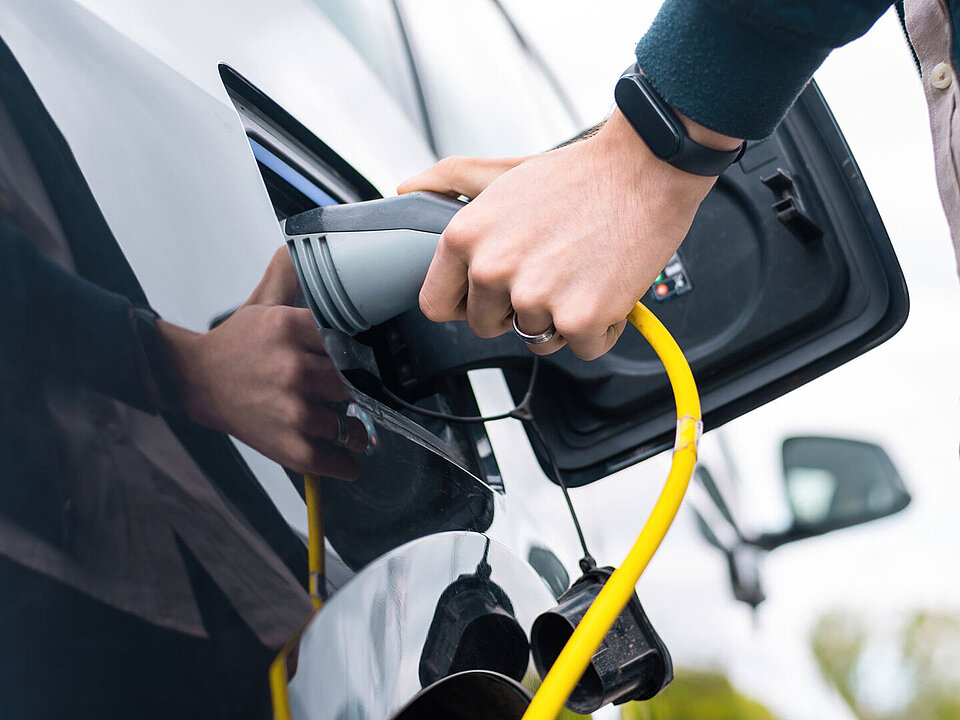 Elektroauto, dass geladen wird