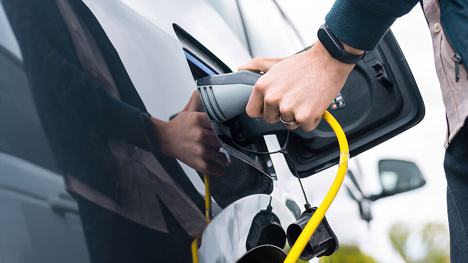 Elektroauto, dass geladen wird