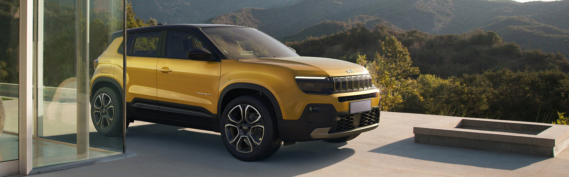 Der Jeep Avenger vor einem schönen Bergpanorama