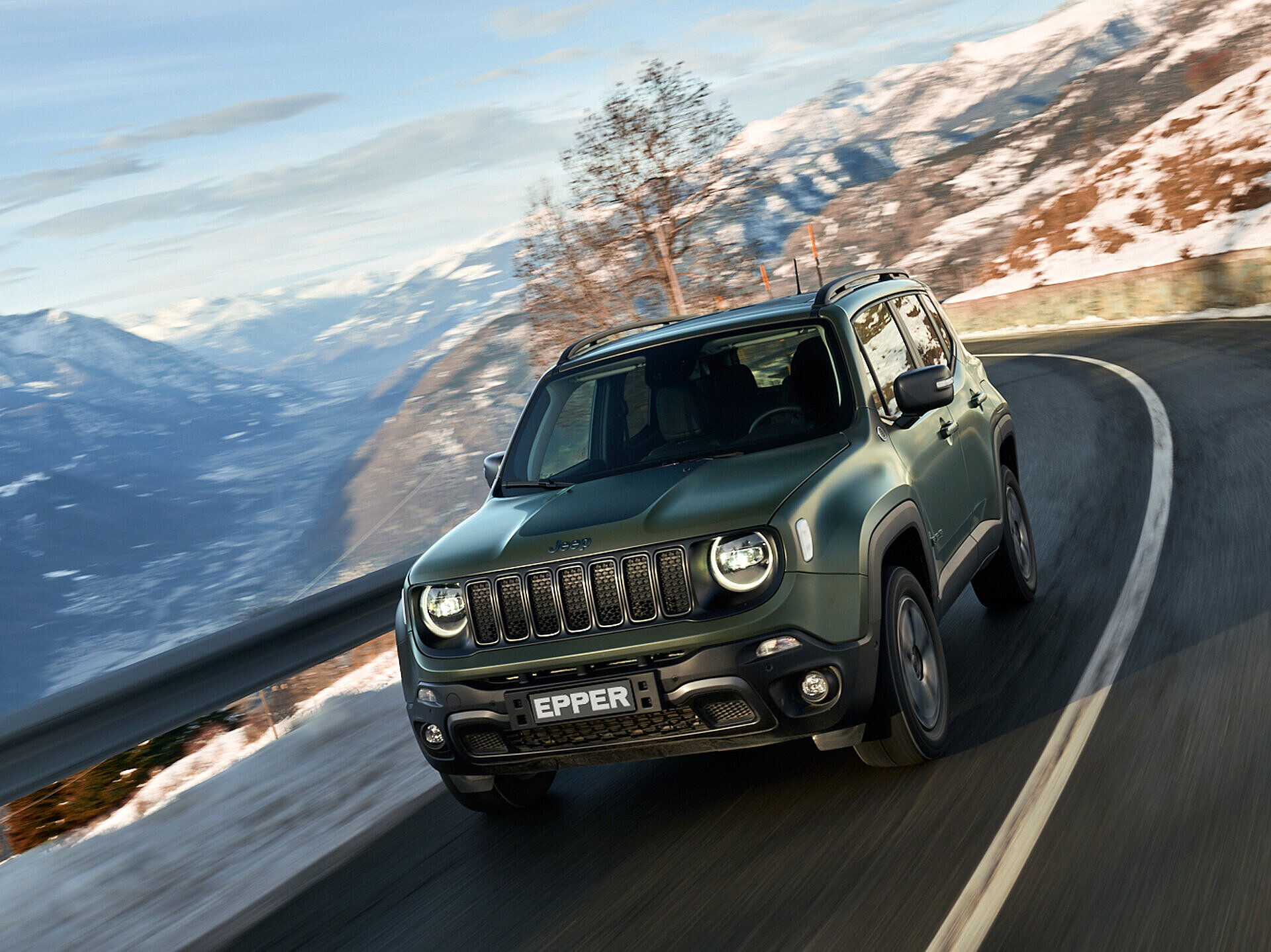 Der Jeep Renegade PHEV auf einer Landstrasse