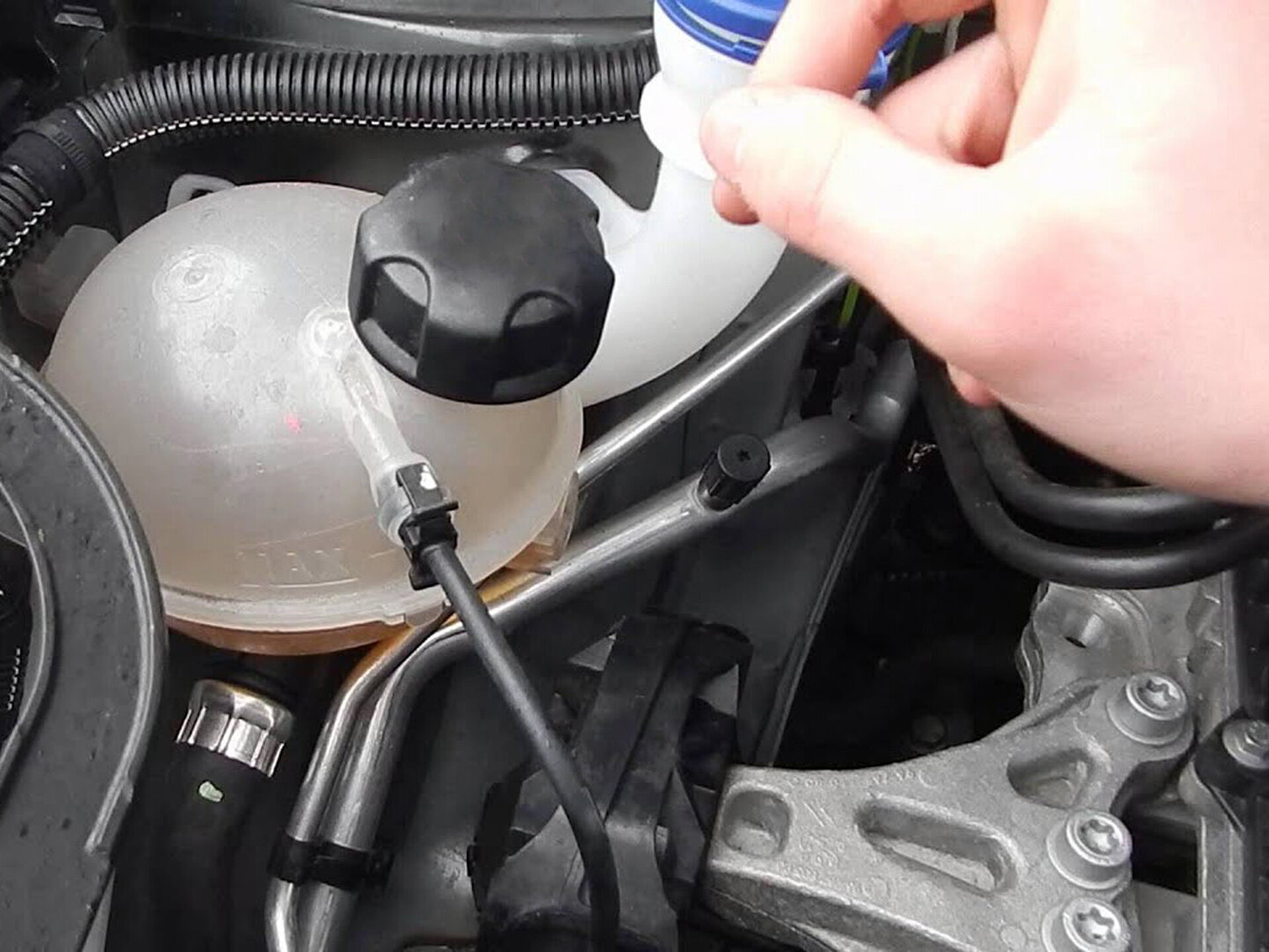 Eine Hand, welche den Stand des Motorenöl testet