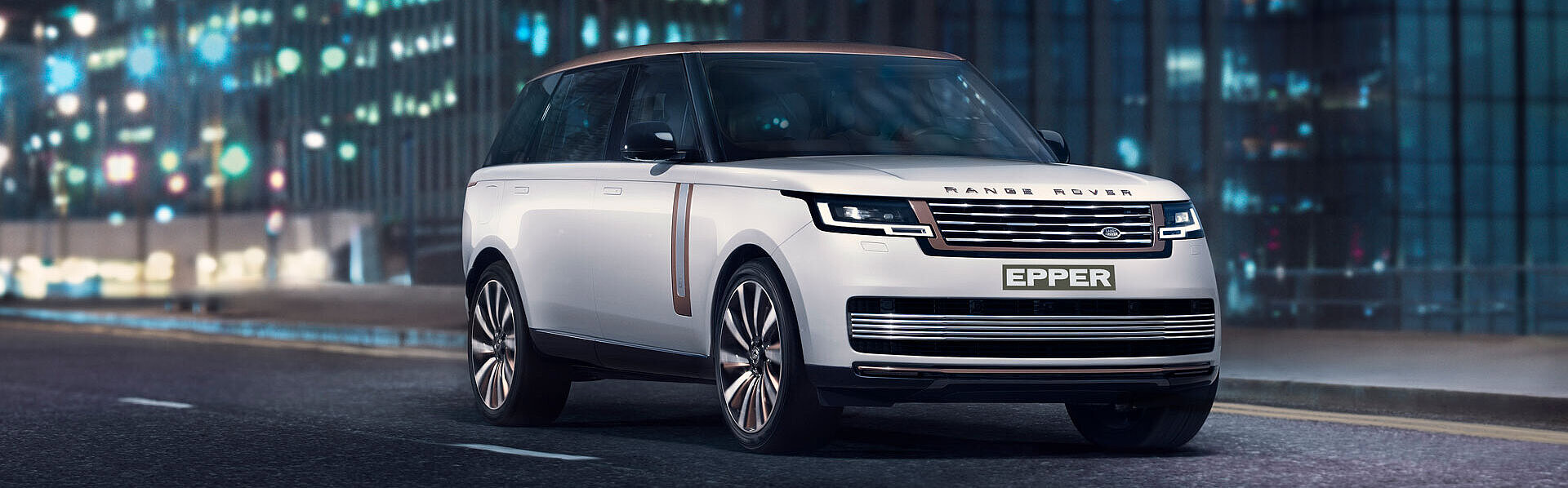 Der neue Range Rover in der Nacht auf einer Strasse