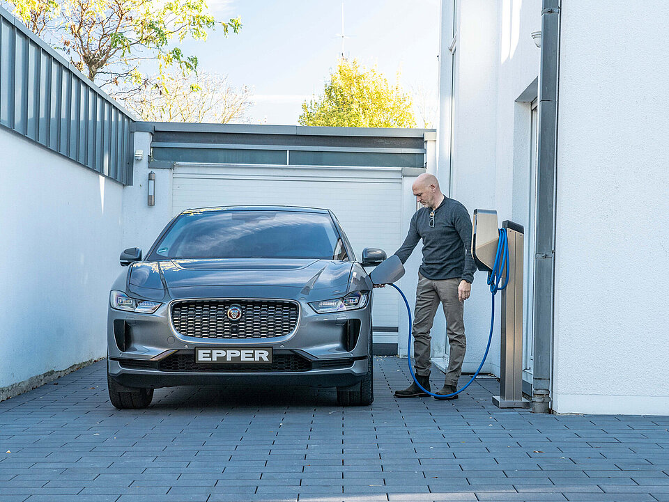 Jaguar I-Pace gerade Zuhause aufgeladen wird