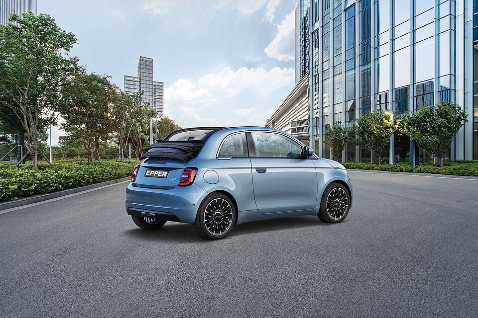 Fiat 500 auf einer Strasse stehend