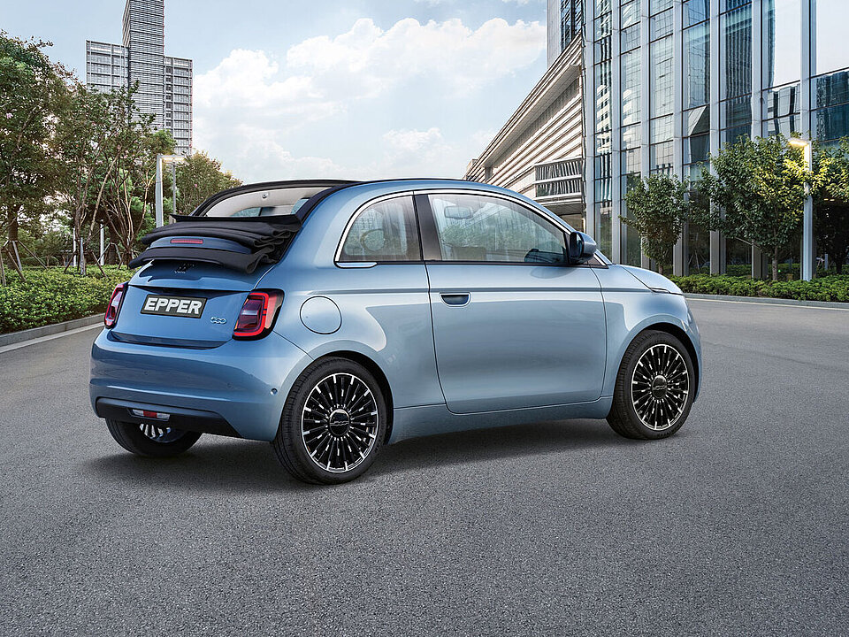 Fiat 500 auf einer Strasse stehend
