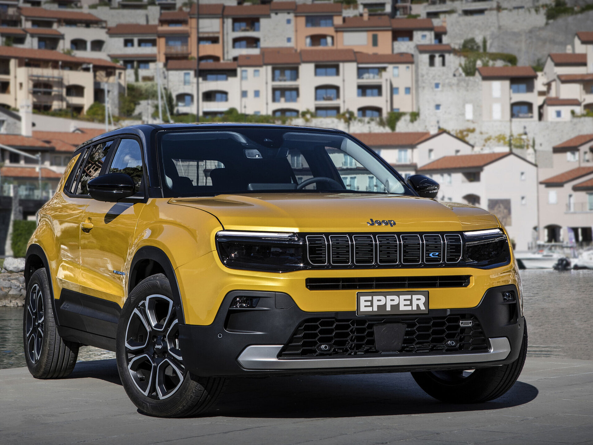 Der neue Jeep Avenger von vorne vor einer Stadt