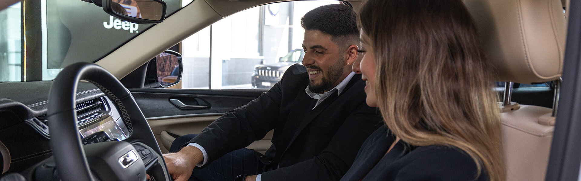 Unser Verkaufsleiter zeigt unserer Kundin ihr neues Fahrzeug