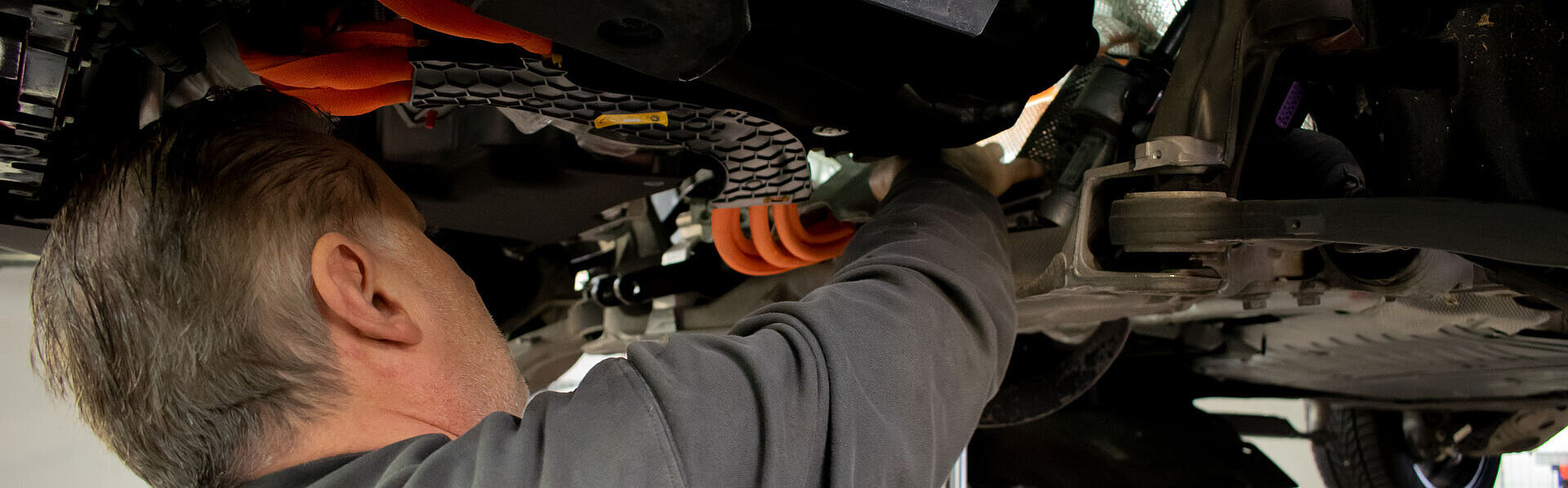 Agim Seferi arbeitet an einem Fahrzeug