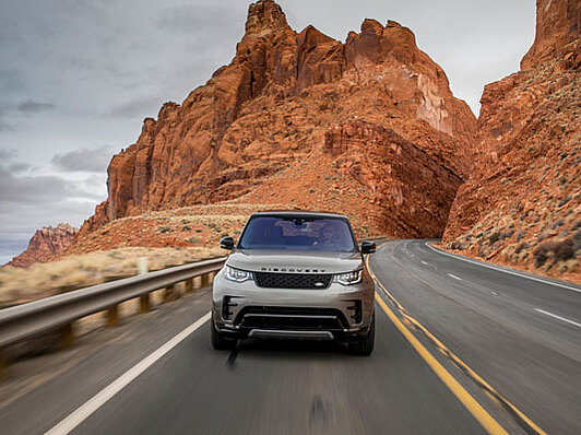 Der neue Land Rover Discovery auf einer Landstrasse 