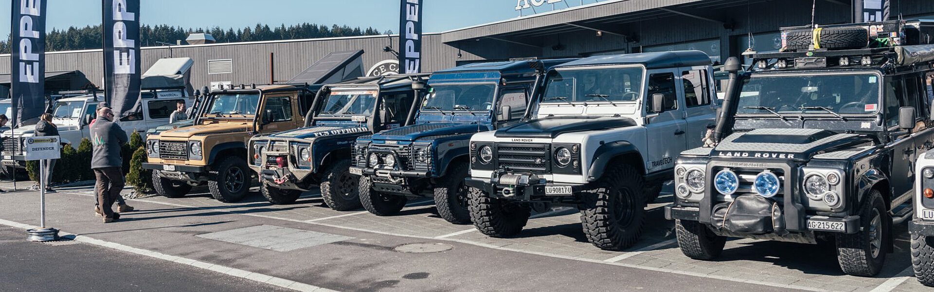 Verschiedene Defender am Ace Cafe Defender Meet in Luzern