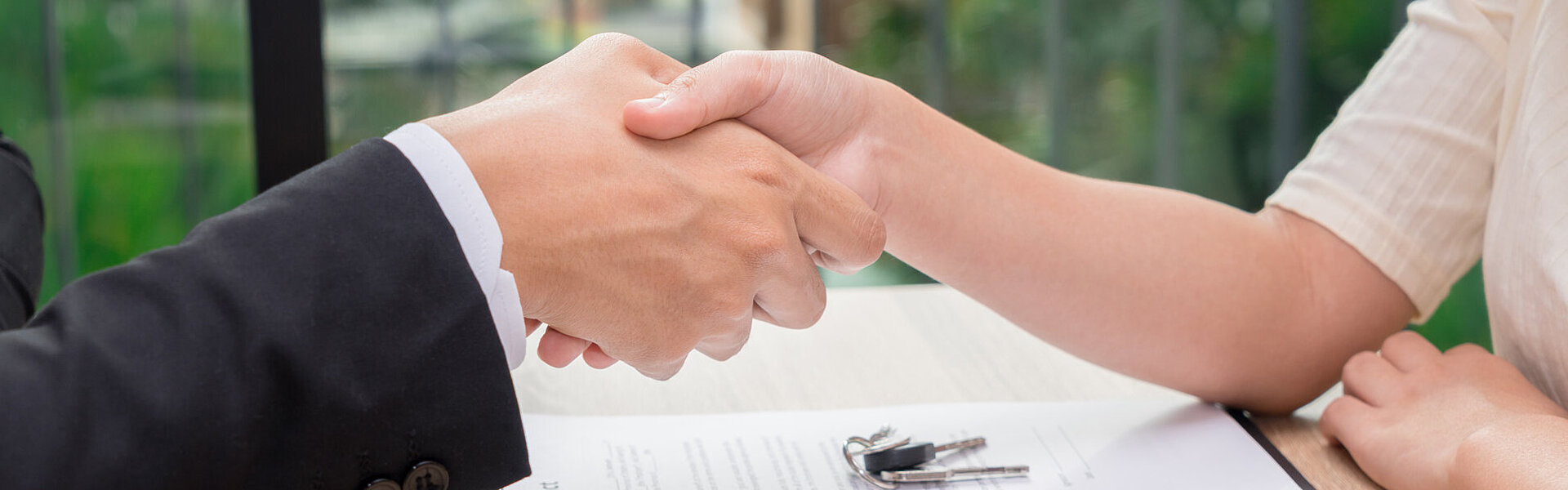 Ein Mann und eine Frau, die sich die Hände schütteln