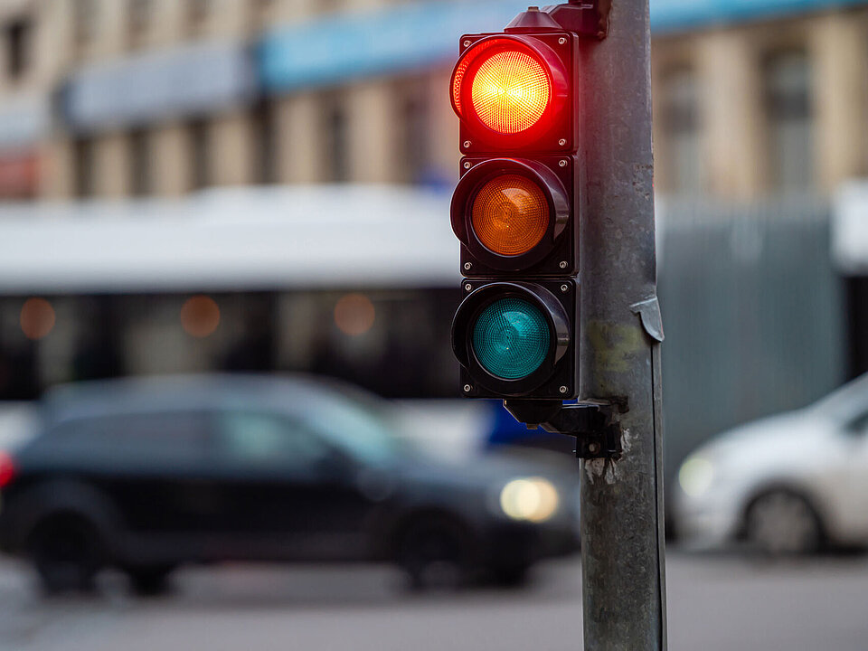 Eine rote Ampel auf einer Strasse