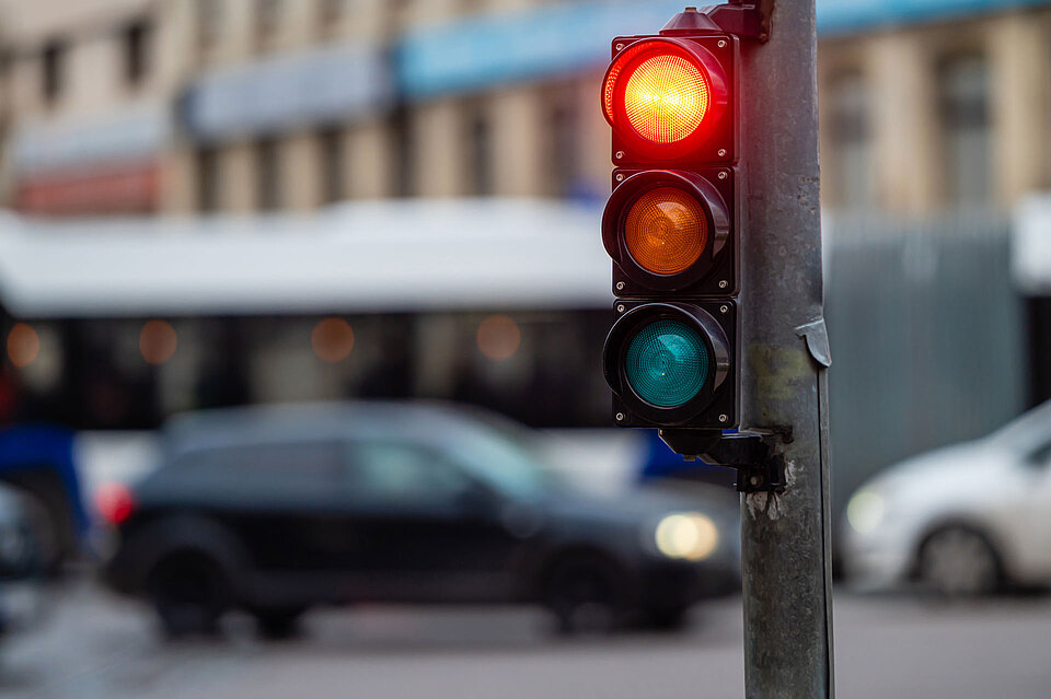 Eine rote Ampel auf einer Strasse