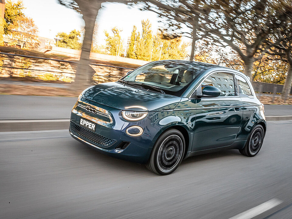 Der neue Fiat 500 Elektro auf der Strasse während der Fahrt