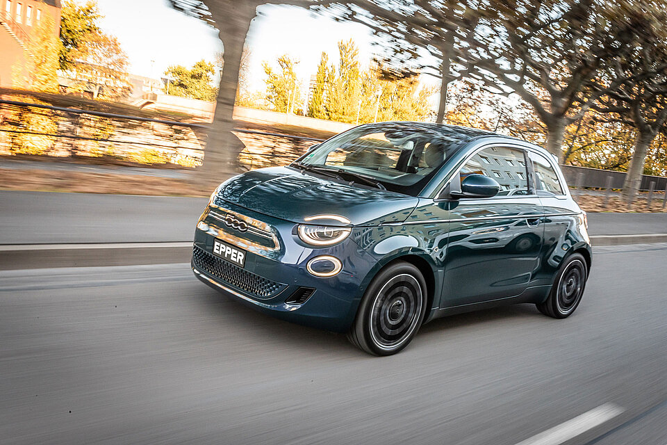 Der neue Fiat 500 Elektro auf der Strasse während der Fahrt