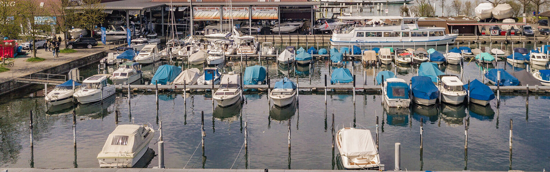 Viele Schiffe ausgestellt an der SNG Boot