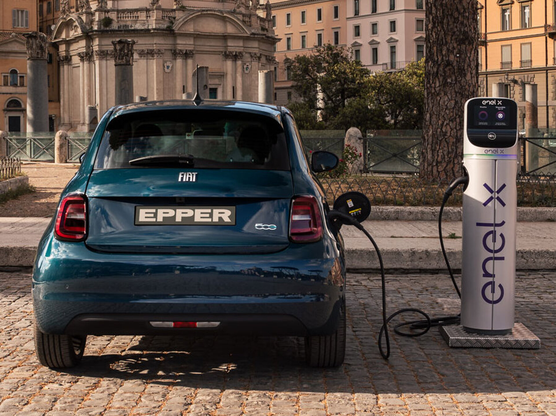 Ein Fiat 500 von hinten während er geladen wird.