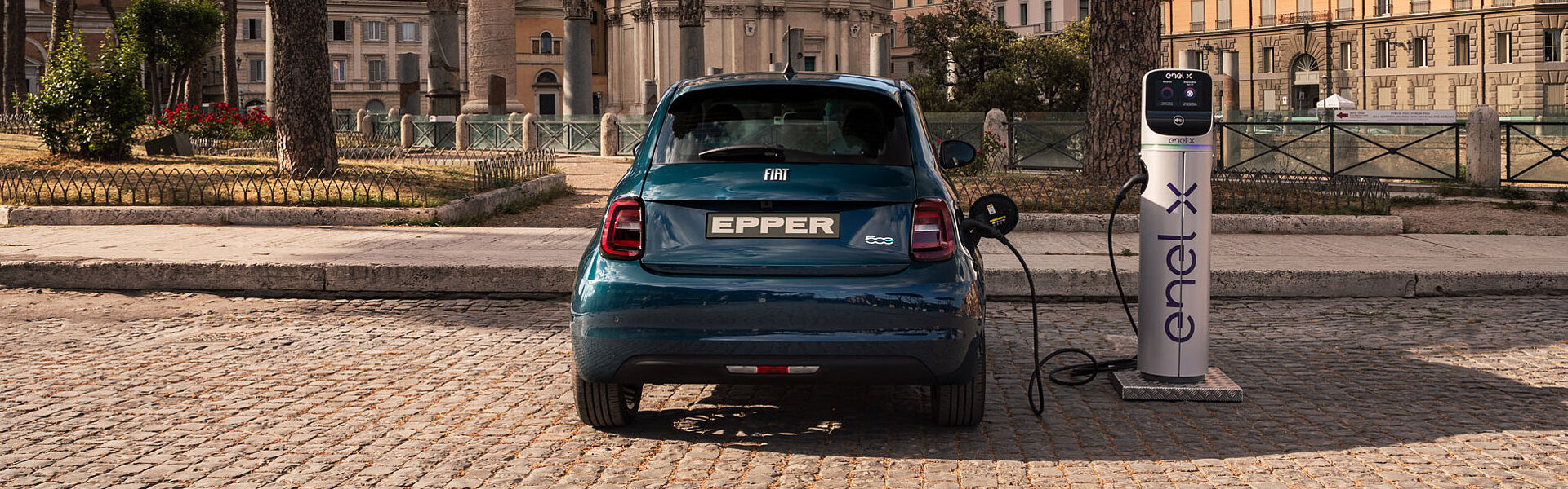 Ein Fiat 500 von hinten während er geladen wird.