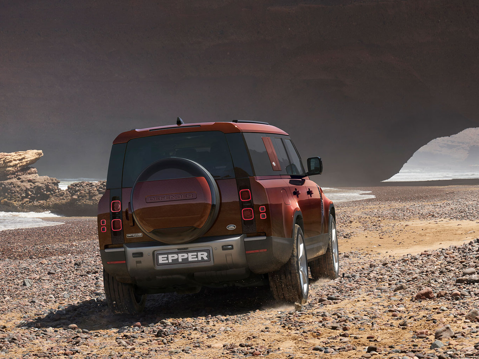 Der neue Land Rover Defender 130 von hinten
