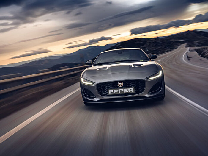 Der neue Jaguar F-Type von vorne auf einer Strasse