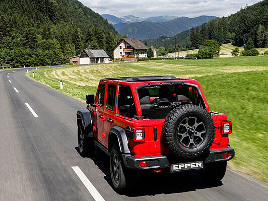 Der neue Jeep Wrangler auf einer Landstrasse