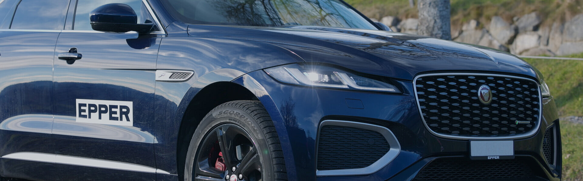Jaguar F-Pace auf einem Parkplatz