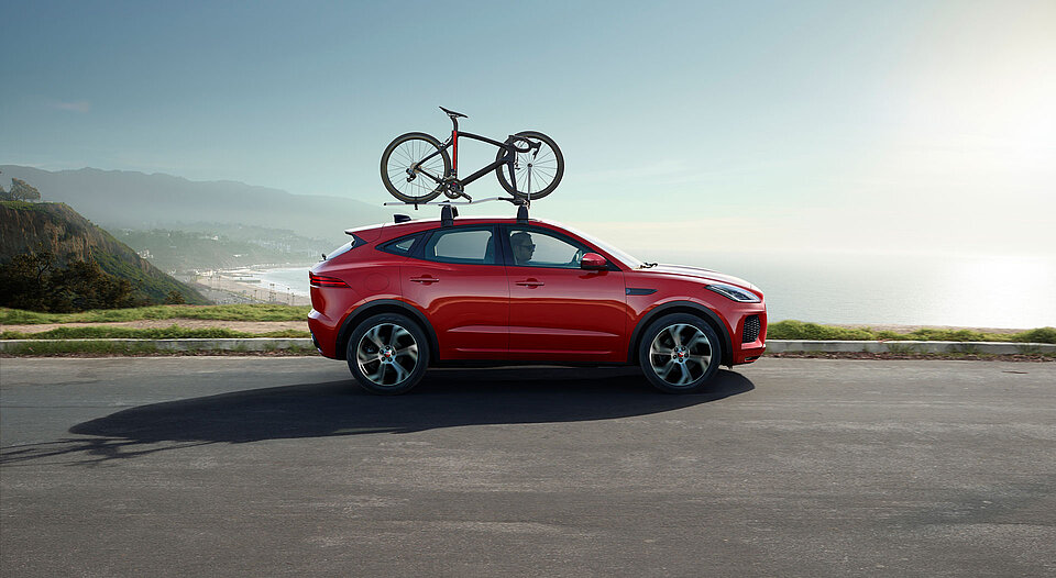 Jaguar E-Pace mit Fahrrad auf dem Dach