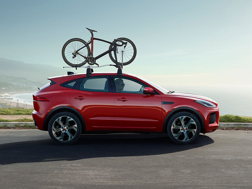 Jaguar E-Pace mit Fahrrad auf dem Dach