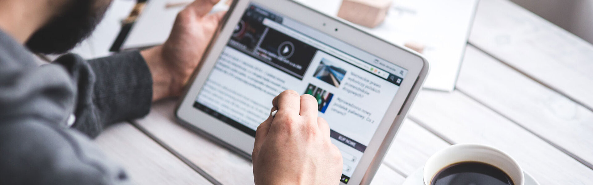 Ein Mann, der die News auf seinem Tablet liest.
