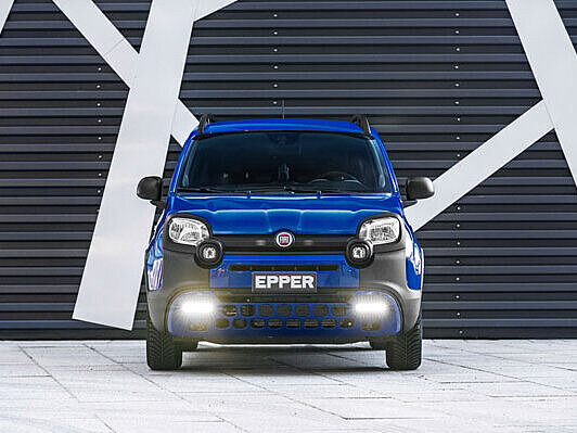 Der neue Fiat Panda vor einem Gebäude