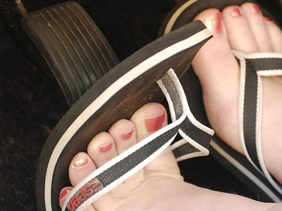 Flip-Flops während dem Auto fahren