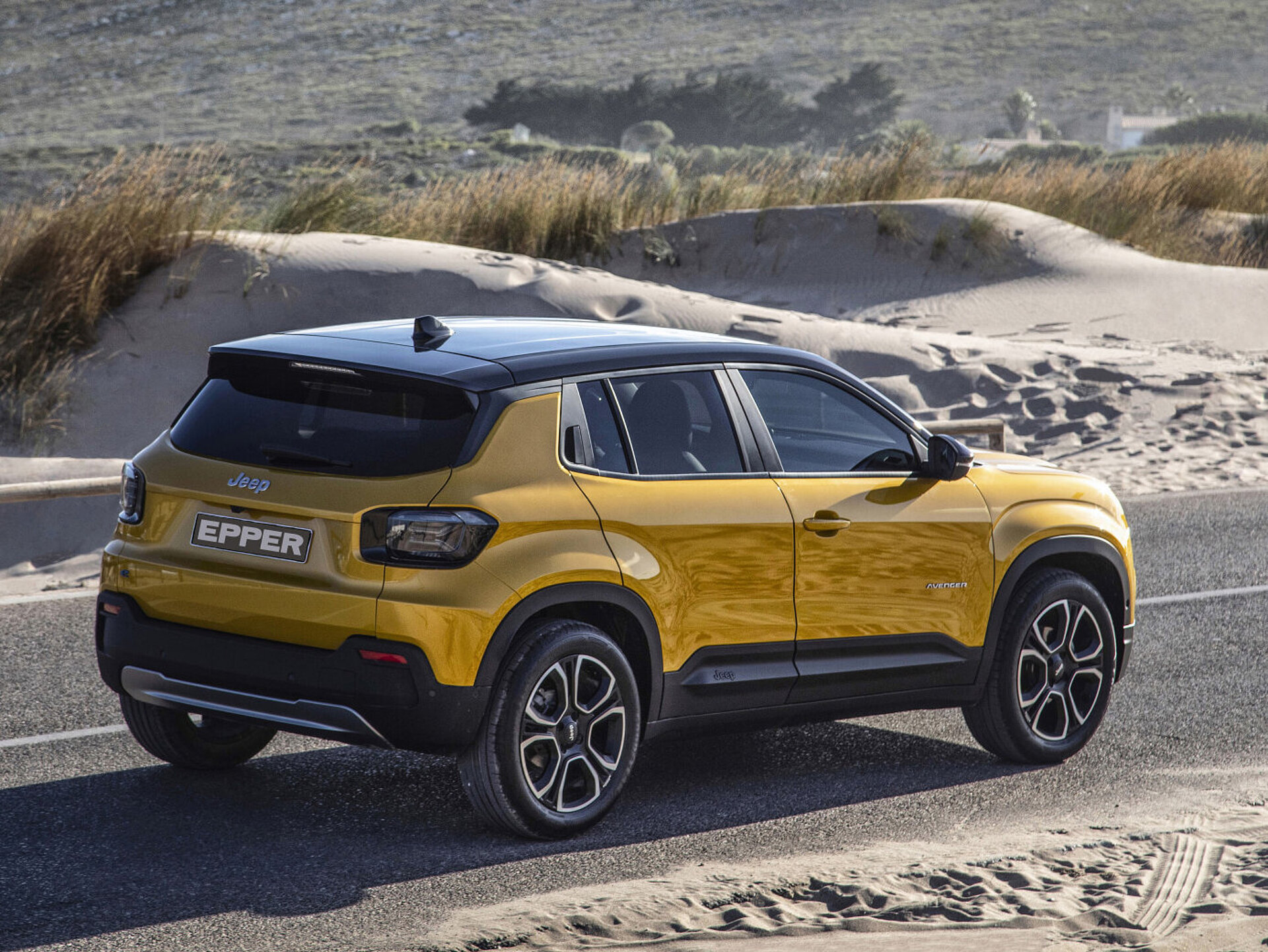 Der neue Jeep Avenger von hinten auf einer Landstrasse