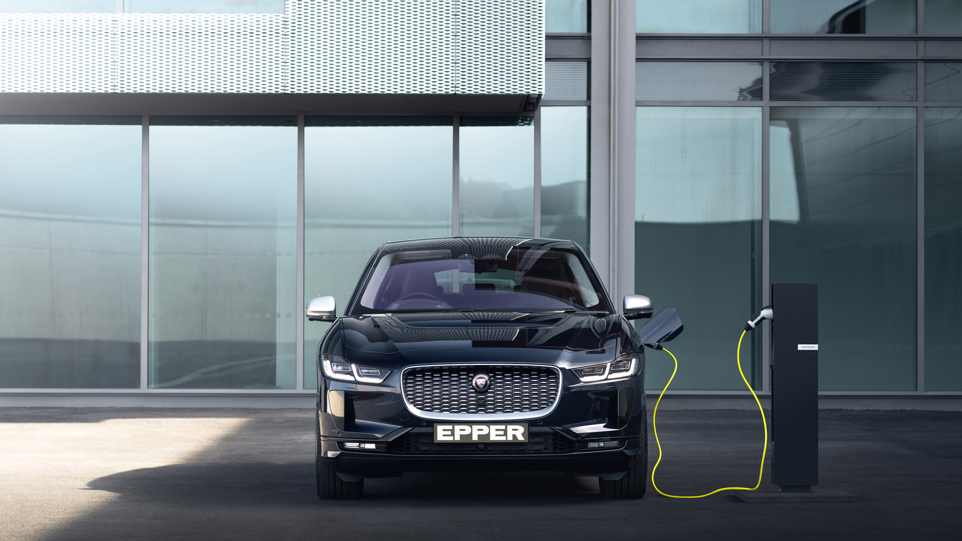 Der neue Jaguar I-Pace an einer Elektroladestation