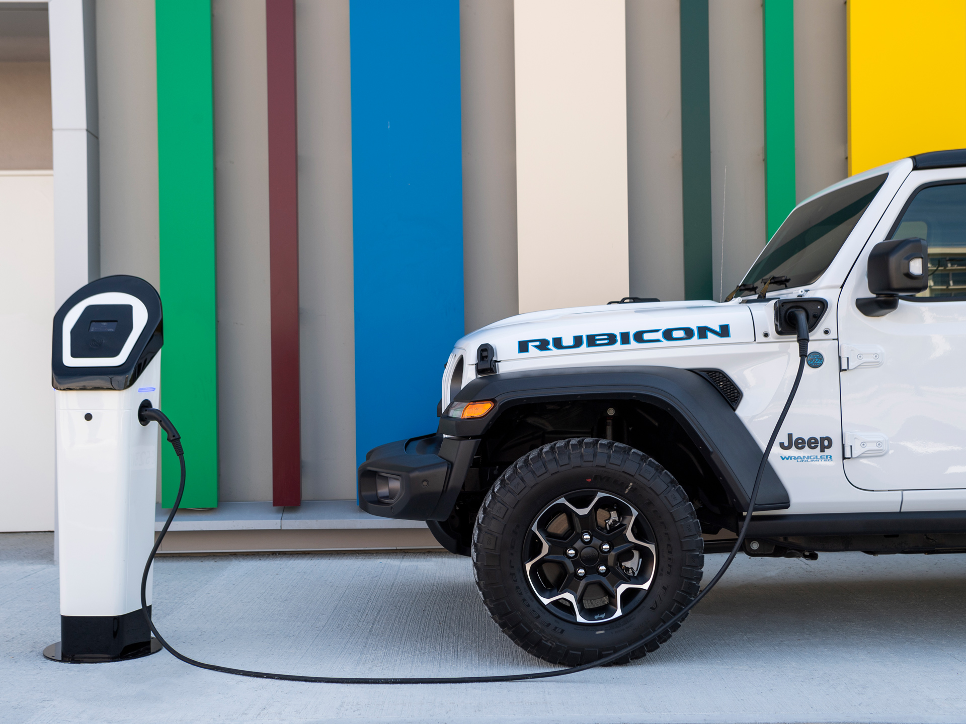 Der Jeep Wrangler während dem Laden